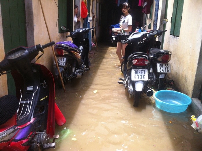 Cam canh lu lut o nhung khu nha tro ngheo Ha Noi